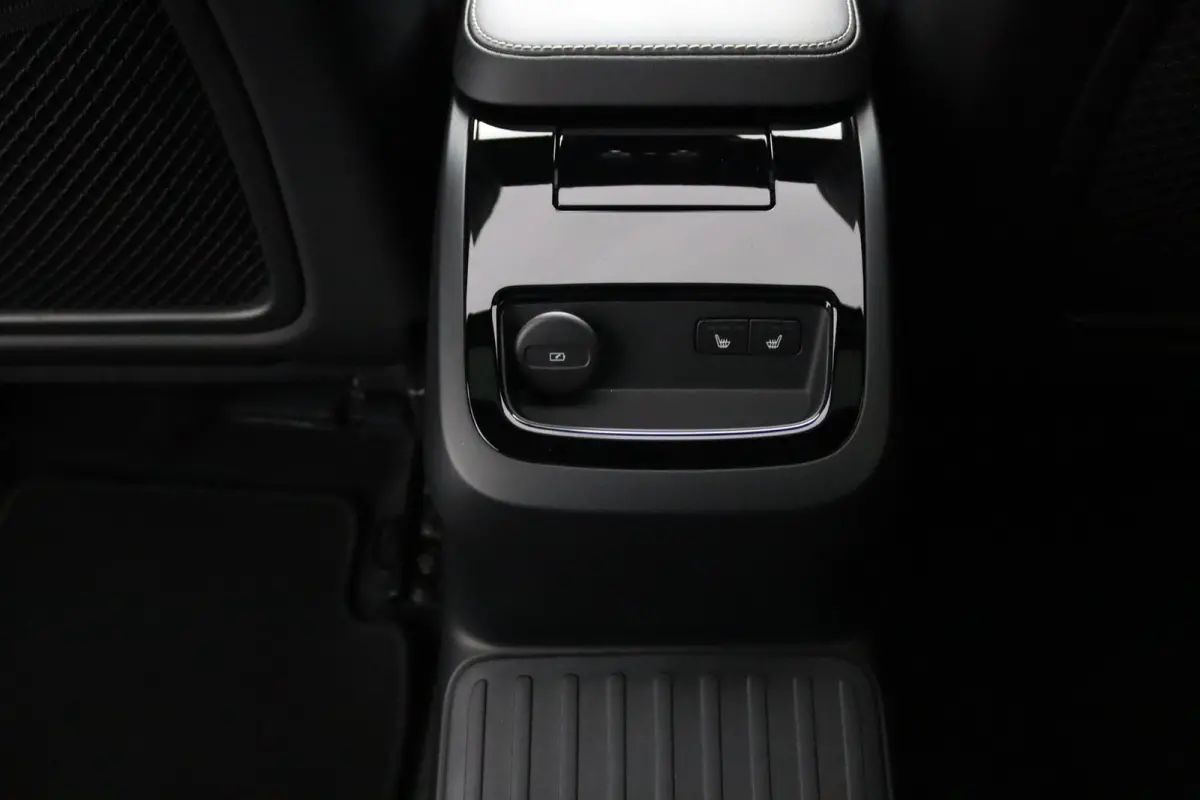 T8 Plug-in hybrid AWD Ultra Dark | Trekhaak | Panoramadak | Sportstoelen | Long range | 19 Inch |