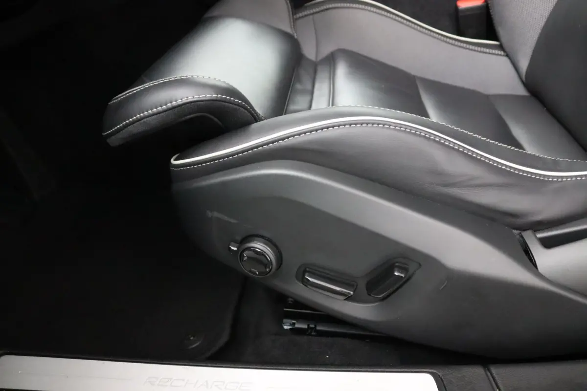 T8 Plug-in hybrid AWD Ultra Dark | Trekhaak | Panoramadak | Sportstoelen | Long range | 19 Inch |
