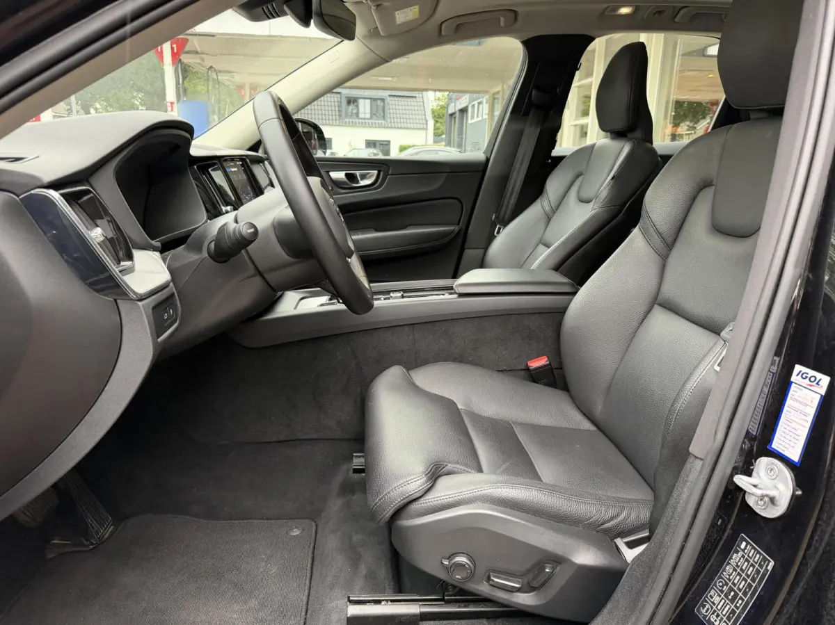 2.0 T6 Plug-in hybrid AWD Plus Dark, Leer, Pano..