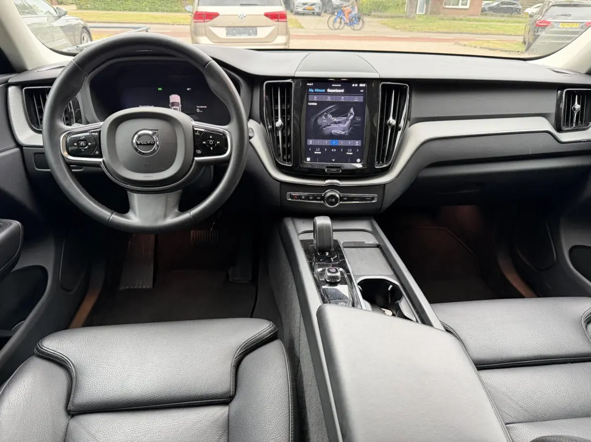 2.0 T6 Plug-in hybrid AWD Plus Dark, Leer, Pano..