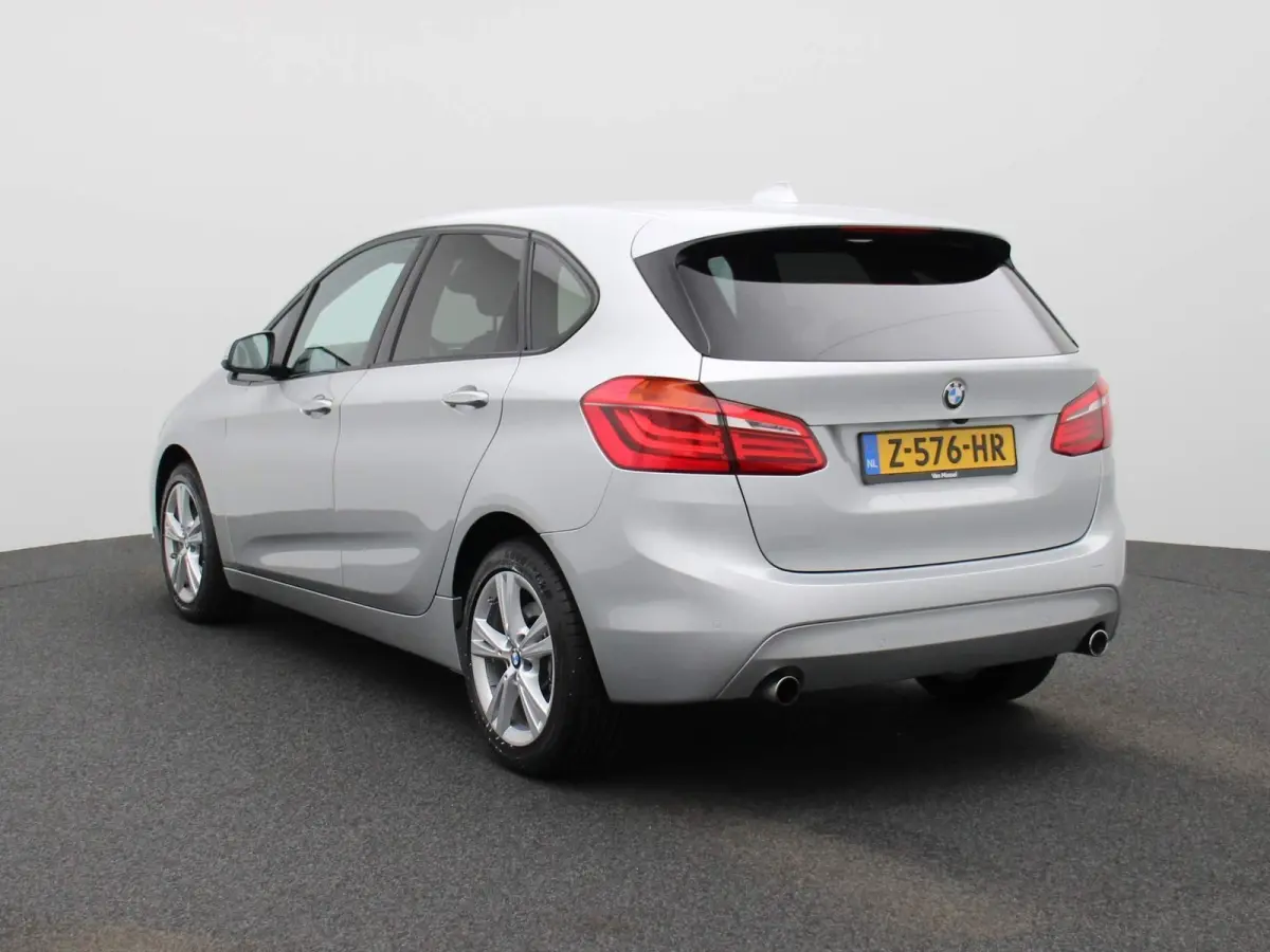225i xDrive | ELEKTRISCHE BESTUURDERSSTOEL MET GEHEUGEN | | NAVIGATIE | ACHTERUITRIJCAMERA | HEAD-UP DISPLAY | STOELVERWARMING | PARKEERSENBSOREN VOOR + ACHTER | PARKEERASSISTENT | LED |