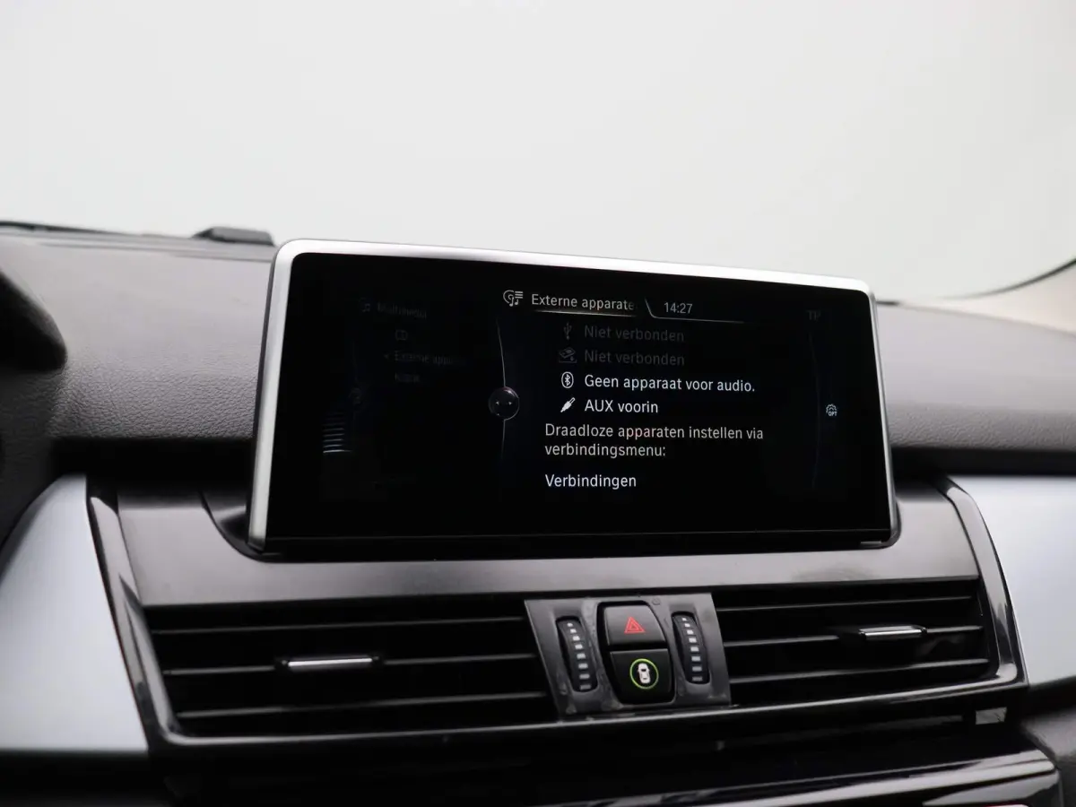 225i xDrive | ELEKTRISCHE BESTUURDERSSTOEL MET GEHEUGEN | | NAVIGATIE | ACHTERUITRIJCAMERA | HEAD-UP DISPLAY | STOELVERWARMING | PARKEERSENBSOREN VOOR + ACHTER | PARKEERASSISTENT | LED |