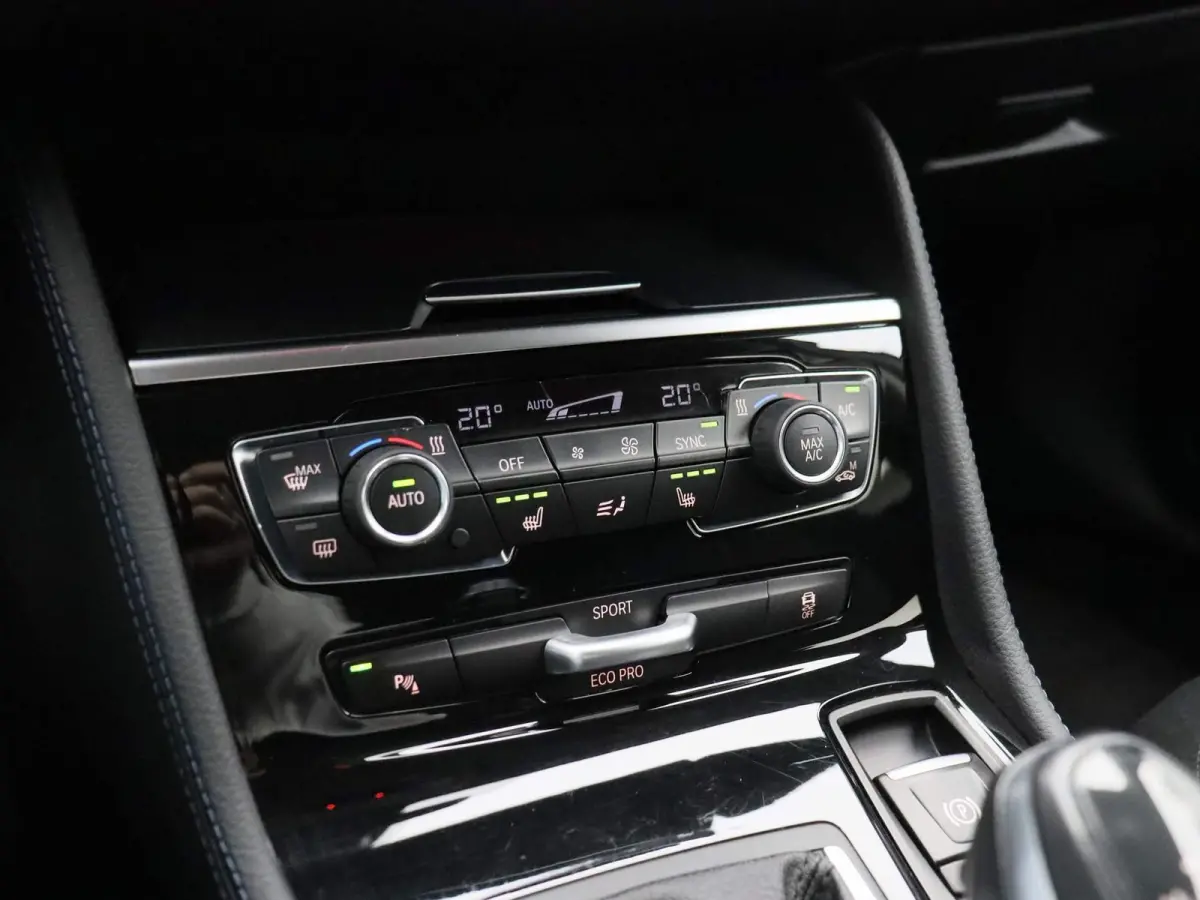 225i xDrive | ELEKTRISCHE BESTUURDERSSTOEL MET GEHEUGEN | | NAVIGATIE | ACHTERUITRIJCAMERA | HEAD-UP DISPLAY | STOELVERWARMING | PARKEERSENBSOREN VOOR + ACHTER | PARKEERASSISTENT | LED |