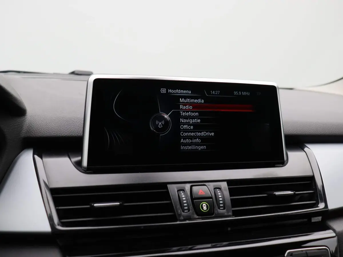 225i xDrive | ELEKTRISCHE BESTUURDERSSTOEL MET GEHEUGEN | | NAVIGATIE | ACHTERUITRIJCAMERA | HEAD-UP DISPLAY | STOELVERWARMING | PARKEERSENBSOREN VOOR + ACHTER | PARKEERASSISTENT | LED |