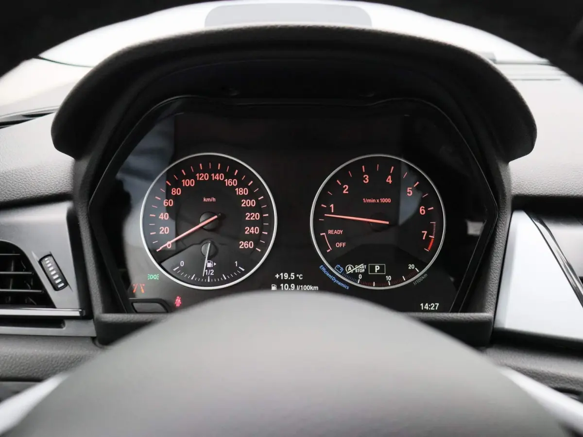 225i xDrive | ELEKTRISCHE BESTUURDERSSTOEL MET GEHEUGEN | | NAVIGATIE | ACHTERUITRIJCAMERA | HEAD-UP DISPLAY | STOELVERWARMING | PARKEERSENBSOREN VOOR + ACHTER | PARKEERASSISTENT | LED |
