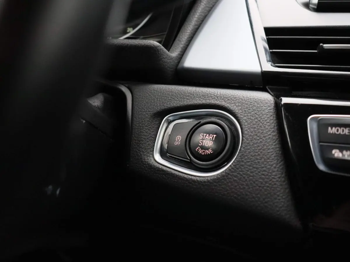225i xDrive | ELEKTRISCHE BESTUURDERSSTOEL MET GEHEUGEN | | NAVIGATIE | ACHTERUITRIJCAMERA | HEAD-UP DISPLAY | STOELVERWARMING | PARKEERSENBSOREN VOOR + ACHTER | PARKEERASSISTENT | LED |