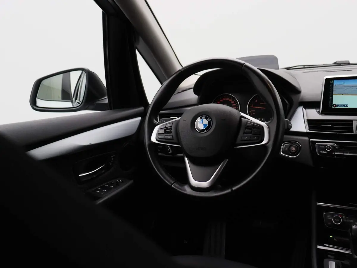 225i xDrive | ELEKTRISCHE BESTUURDERSSTOEL MET GEHEUGEN | | NAVIGATIE | ACHTERUITRIJCAMERA | HEAD-UP DISPLAY | STOELVERWARMING | PARKEERSENBSOREN VOOR + ACHTER | PARKEERASSISTENT | LED |
