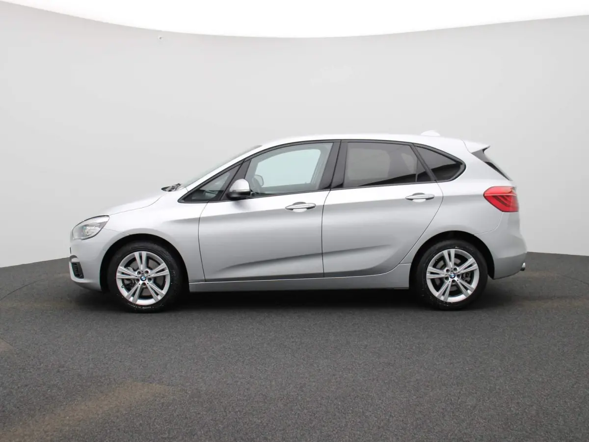 225i xDrive | ELEKTRISCHE BESTUURDERSSTOEL MET GEHEUGEN | | NAVIGATIE | ACHTERUITRIJCAMERA | HEAD-UP DISPLAY | STOELVERWARMING | PARKEERSENBSOREN VOOR + ACHTER | PARKEERASSISTENT | LED |