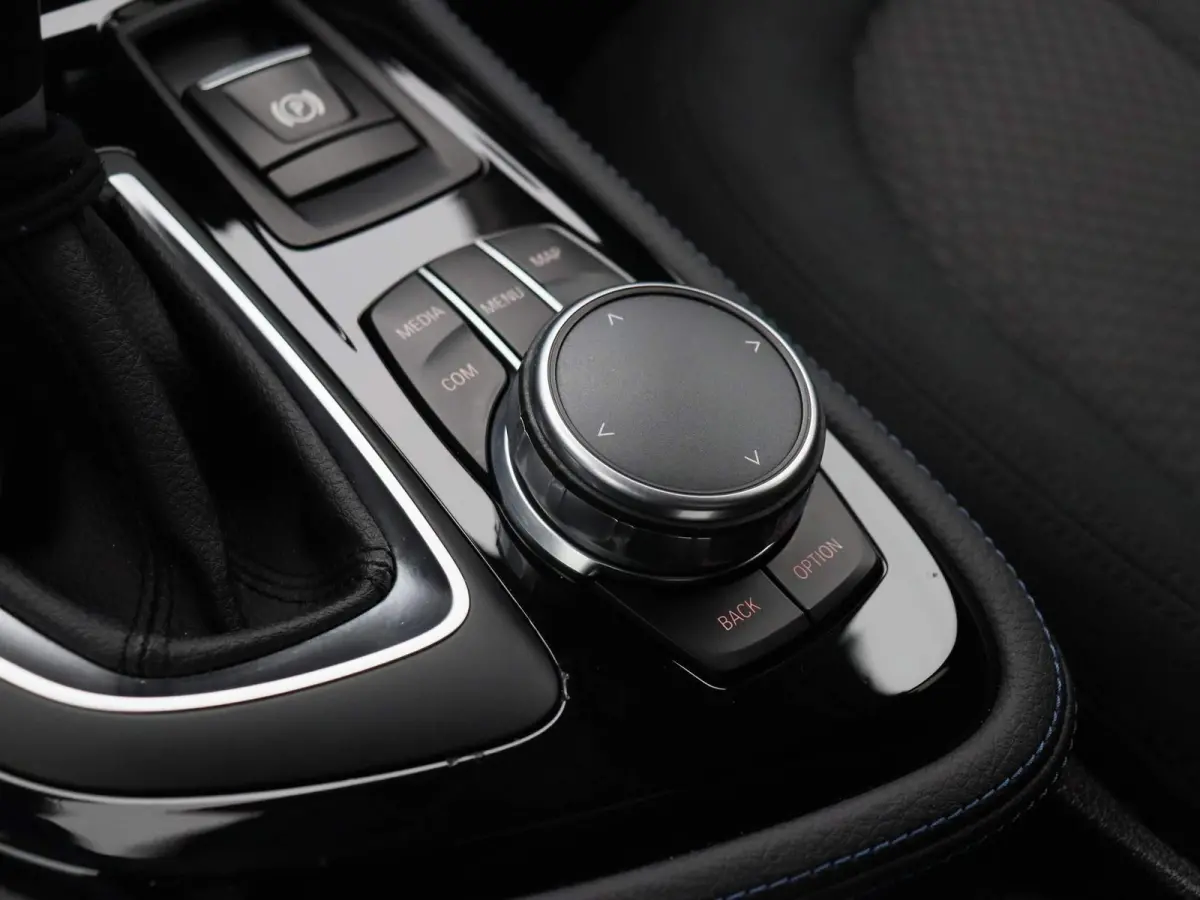 225i xDrive | ELEKTRISCHE BESTUURDERSSTOEL MET GEHEUGEN | | NAVIGATIE | ACHTERUITRIJCAMERA | HEAD-UP DISPLAY | STOELVERWARMING | PARKEERSENBSOREN VOOR + ACHTER | PARKEERASSISTENT | LED |