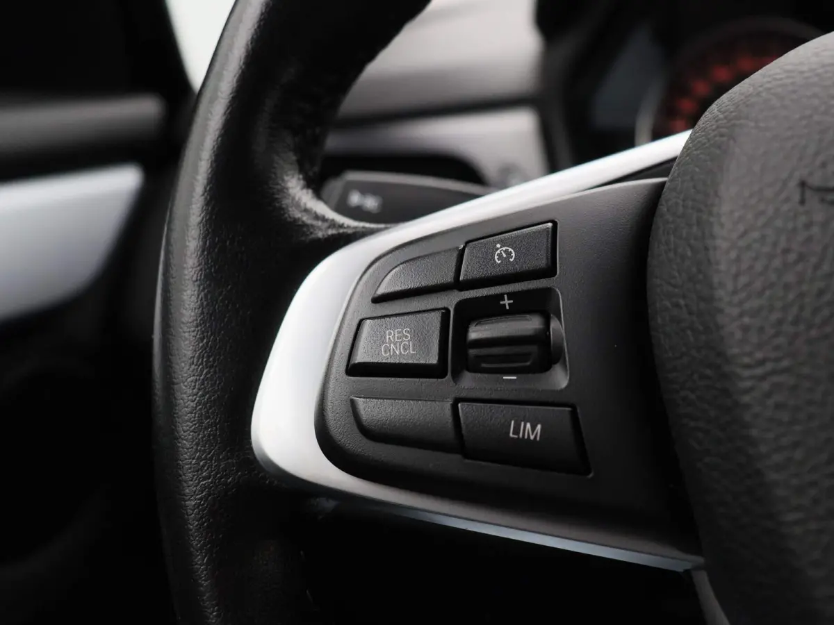 225i xDrive | ELEKTRISCHE BESTUURDERSSTOEL MET GEHEUGEN | | NAVIGATIE | ACHTERUITRIJCAMERA | HEAD-UP DISPLAY | STOELVERWARMING | PARKEERSENBSOREN VOOR + ACHTER | PARKEERASSISTENT | LED |