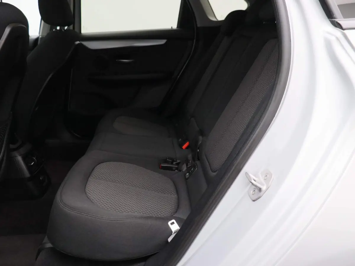 225i xDrive | ELEKTRISCHE BESTUURDERSSTOEL MET GEHEUGEN | | NAVIGATIE | ACHTERUITRIJCAMERA | HEAD-UP DISPLAY | STOELVERWARMING | PARKEERSENBSOREN VOOR + ACHTER | PARKEERASSISTENT | LED |