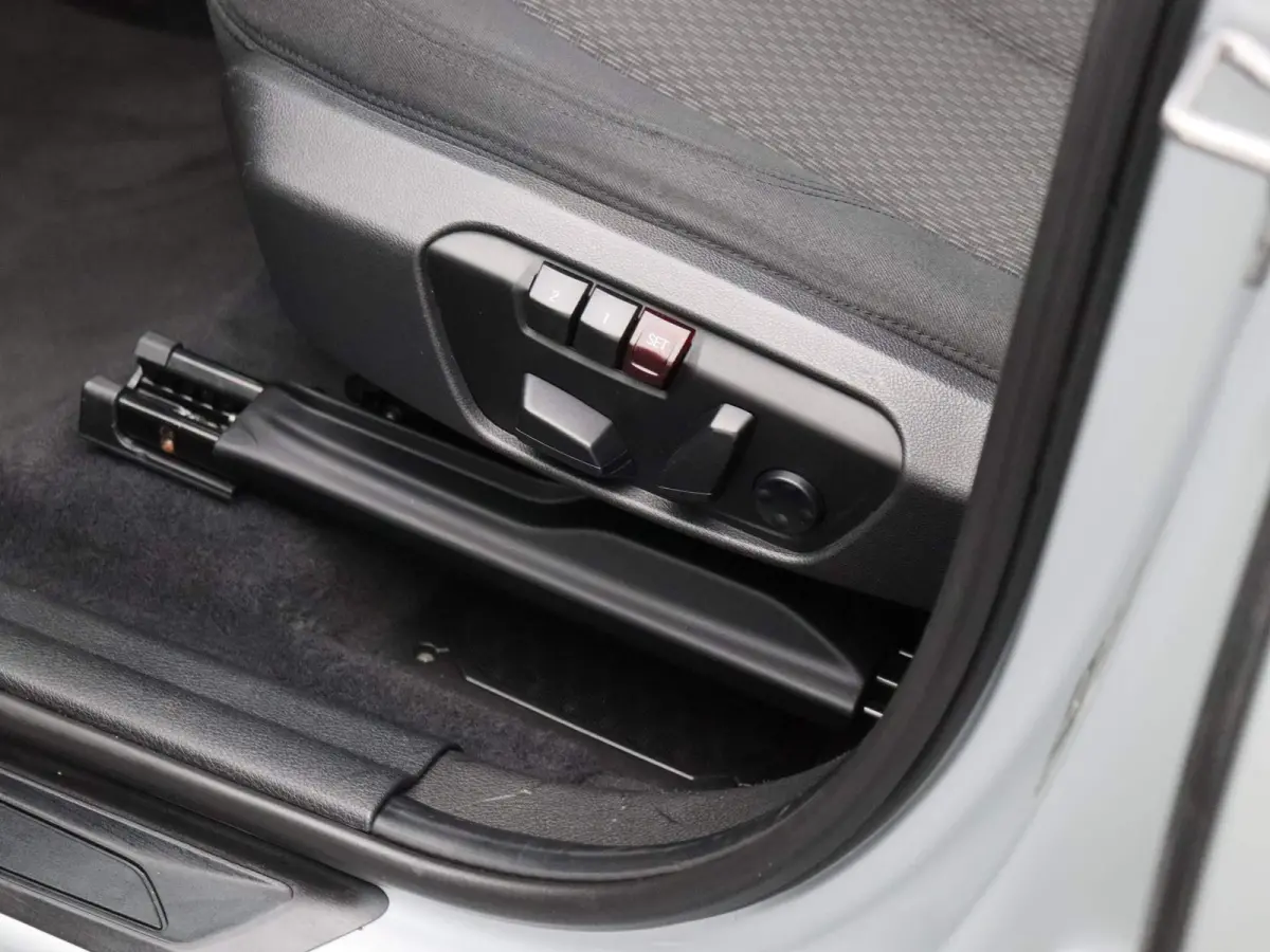 225i xDrive | ELEKTRISCHE BESTUURDERSSTOEL MET GEHEUGEN | | NAVIGATIE | ACHTERUITRIJCAMERA | HEAD-UP DISPLAY | STOELVERWARMING | PARKEERSENBSOREN VOOR + ACHTER | PARKEERASSISTENT | LED |
