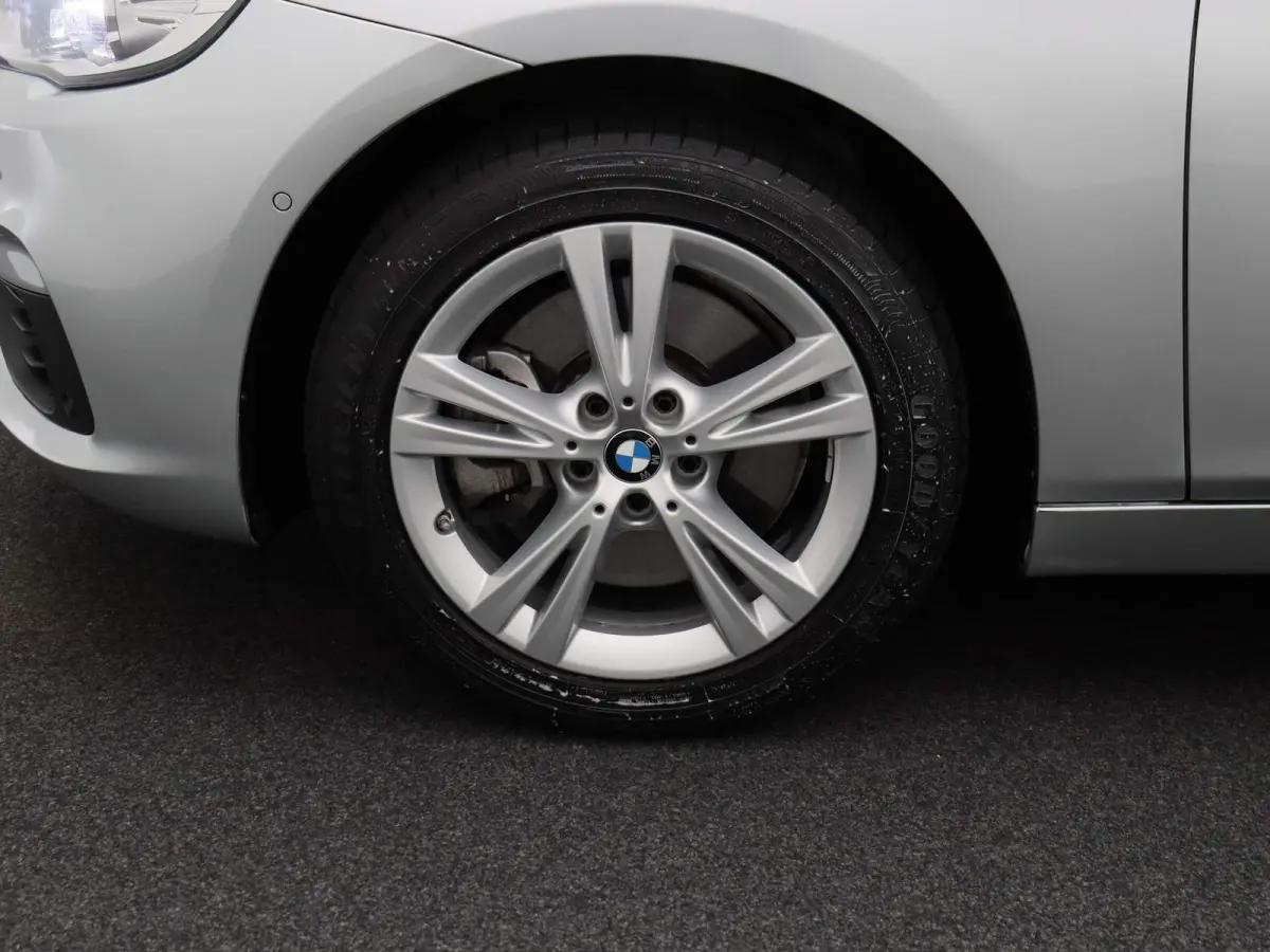 225i xDrive | ELEKTRISCHE BESTUURDERSSTOEL MET GEHEUGEN | | NAVIGATIE | ACHTERUITRIJCAMERA | HEAD-UP DISPLAY | STOELVERWARMING | PARKEERSENBSOREN VOOR + ACHTER | PARKEERASSISTENT | LED |