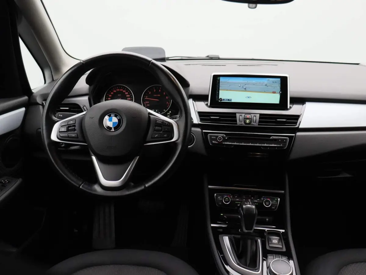 225i xDrive | ELEKTRISCHE BESTUURDERSSTOEL MET GEHEUGEN | | NAVIGATIE | ACHTERUITRIJCAMERA | HEAD-UP DISPLAY | STOELVERWARMING | PARKEERSENBSOREN VOOR + ACHTER | PARKEERASSISTENT | LED |