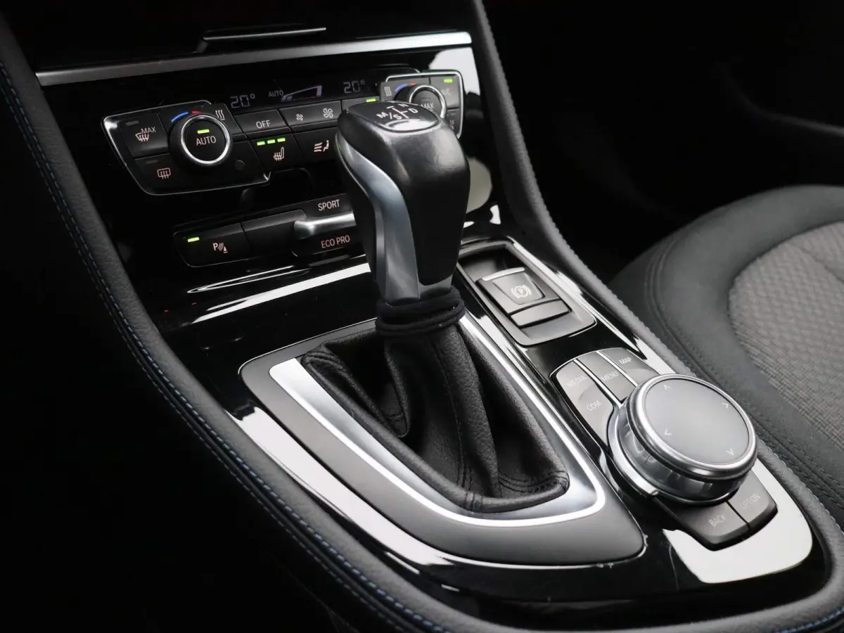 225i xDrive | ELEKTRISCHE BESTUURDERSSTOEL MET GEHEUGEN | | NAVIGATIE | ACHTERUITRIJCAMERA | HEAD-UP DISPLAY | STOELVERWARMING | PARKEERSENBSOREN VOOR + ACHTER | PARKEERASSISTENT | LED |