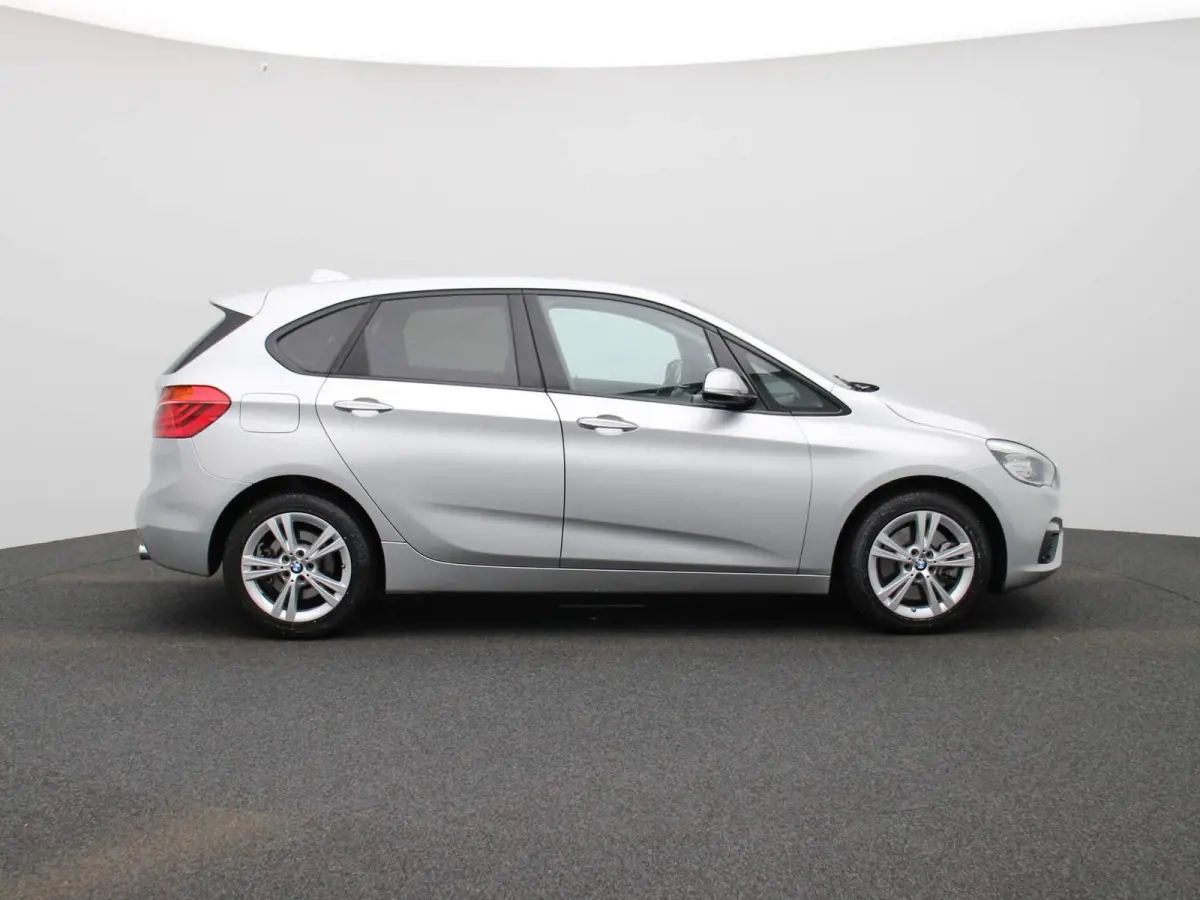 225i xDrive | ELEKTRISCHE BESTUURDERSSTOEL MET GEHEUGEN | | NAVIGATIE | ACHTERUITRIJCAMERA | HEAD-UP DISPLAY | STOELVERWARMING | PARKEERSENBSOREN VOOR + ACHTER | PARKEERASSISTENT | LED |