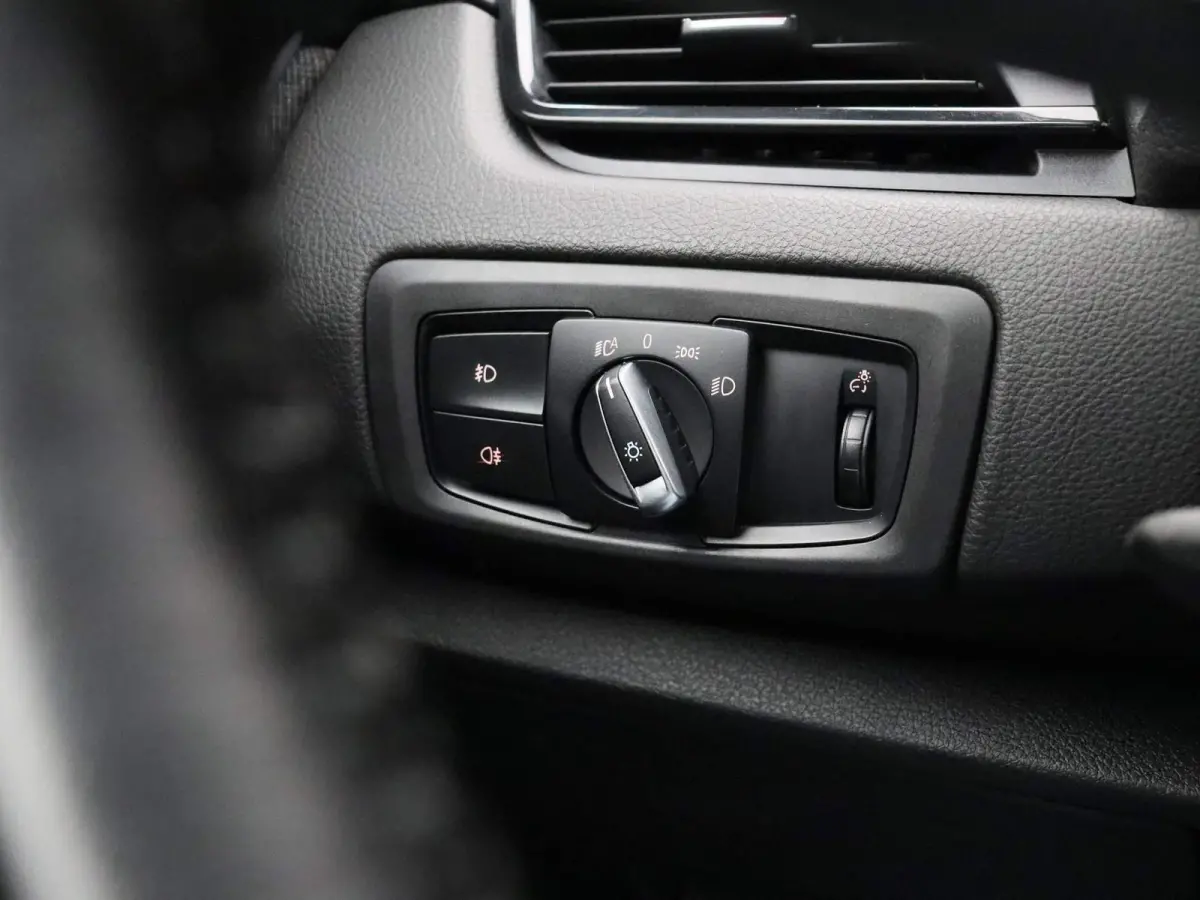 225i xDrive | ELEKTRISCHE BESTUURDERSSTOEL MET GEHEUGEN | | NAVIGATIE | ACHTERUITRIJCAMERA | HEAD-UP DISPLAY | STOELVERWARMING | PARKEERSENBSOREN VOOR + ACHTER | PARKEERASSISTENT | LED |