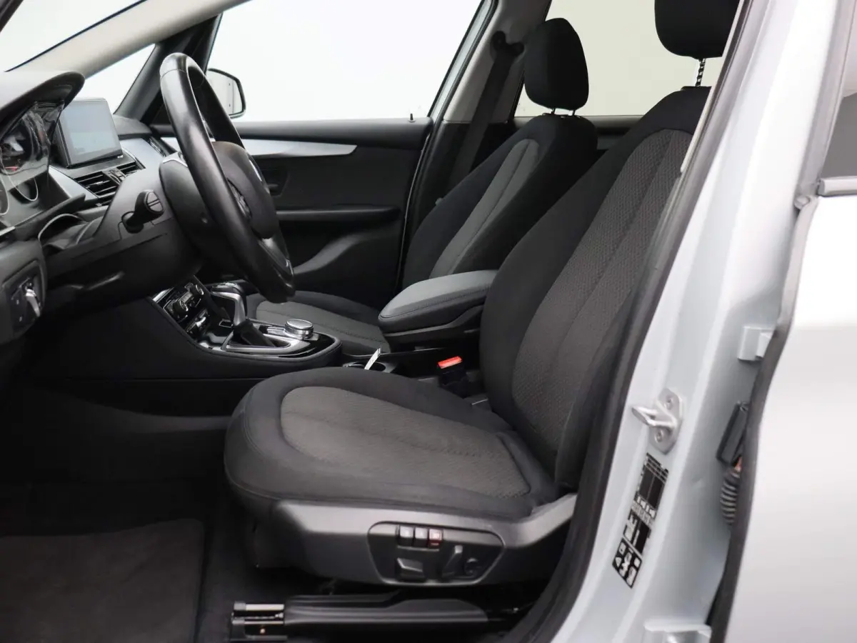 225i xDrive | ELEKTRISCHE BESTUURDERSSTOEL MET GEHEUGEN | | NAVIGATIE | ACHTERUITRIJCAMERA | HEAD-UP DISPLAY | STOELVERWARMING | PARKEERSENBSOREN VOOR + ACHTER | PARKEERASSISTENT | LED |