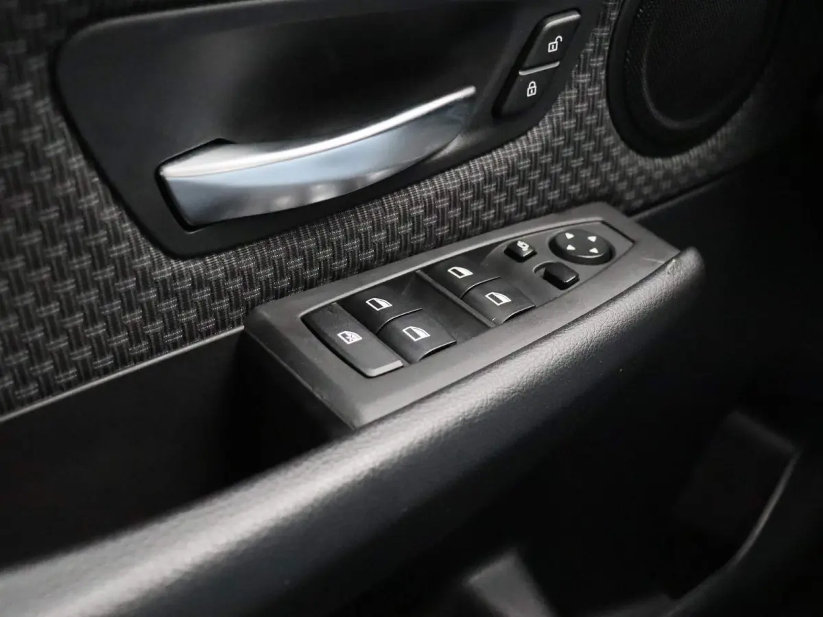 225i xDrive | ELEKTRISCHE BESTUURDERSSTOEL MET GEHEUGEN | | NAVIGATIE | ACHTERUITRIJCAMERA | HEAD-UP DISPLAY | STOELVERWARMING | PARKEERSENBSOREN VOOR + ACHTER | PARKEERASSISTENT | LED |