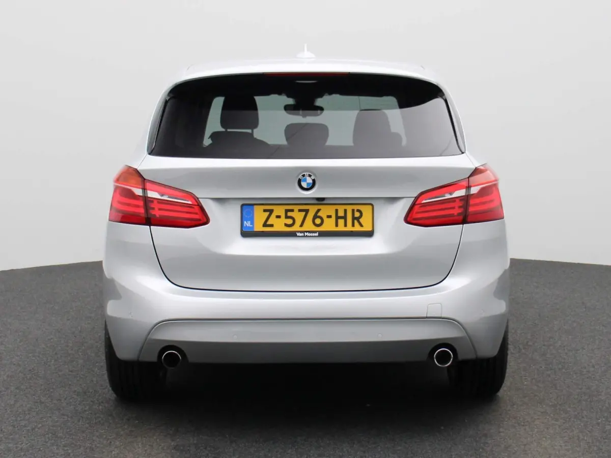225i xDrive | ELEKTRISCHE BESTUURDERSSTOEL MET GEHEUGEN | | NAVIGATIE | ACHTERUITRIJCAMERA | HEAD-UP DISPLAY | STOELVERWARMING | PARKEERSENBSOREN VOOR + ACHTER | PARKEERASSISTENT | LED |