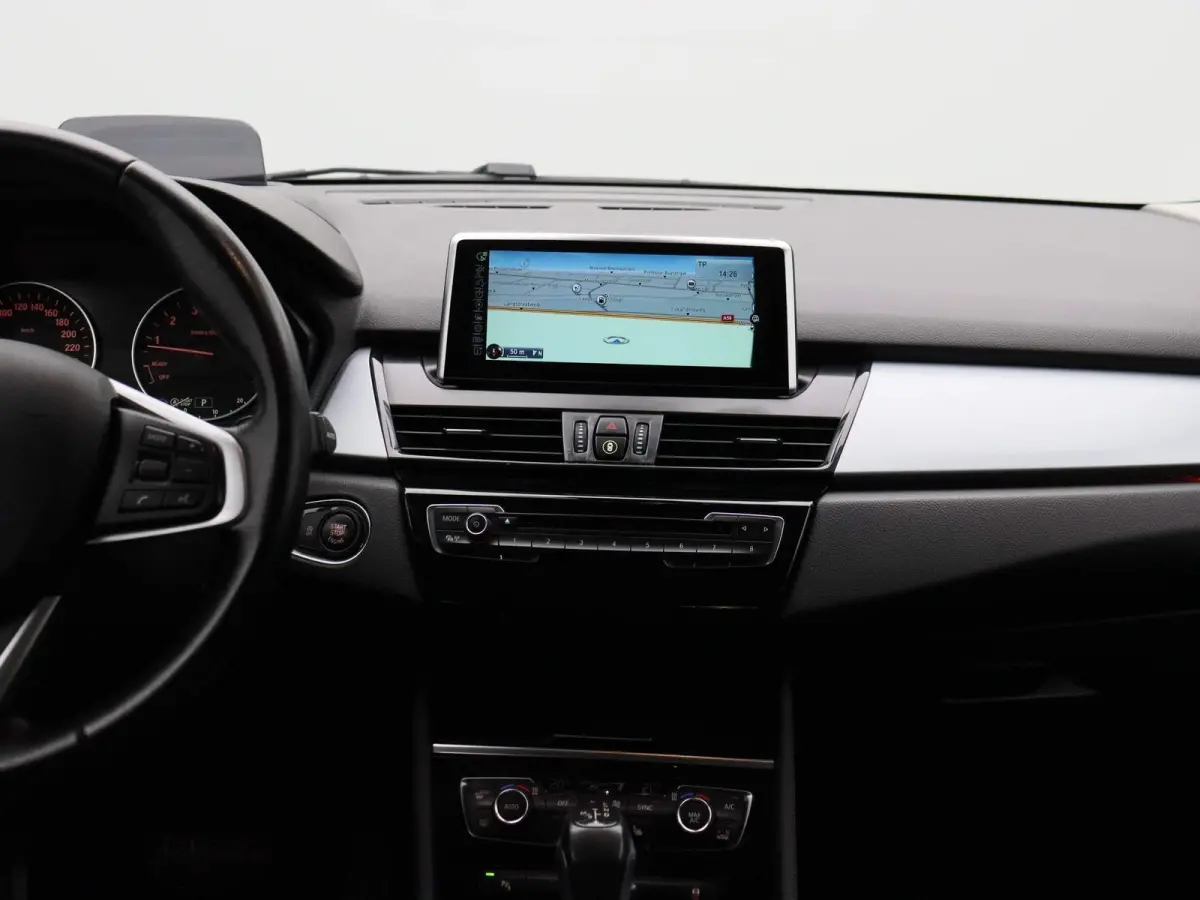 225i xDrive | ELEKTRISCHE BESTUURDERSSTOEL MET GEHEUGEN | | NAVIGATIE | ACHTERUITRIJCAMERA | HEAD-UP DISPLAY | STOELVERWARMING | PARKEERSENBSOREN VOOR + ACHTER | PARKEERASSISTENT | LED |