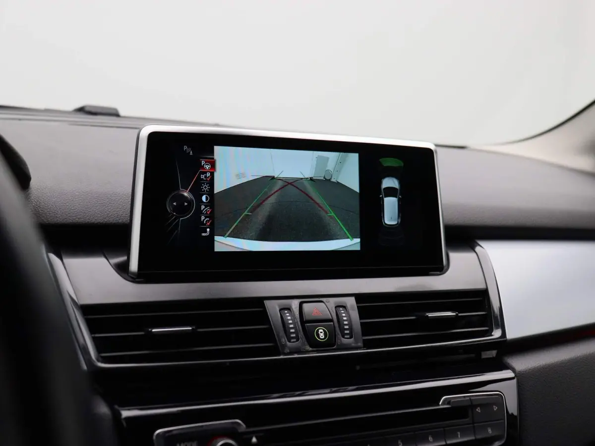 225i xDrive | ELEKTRISCHE BESTUURDERSSTOEL MET GEHEUGEN | | NAVIGATIE | ACHTERUITRIJCAMERA | HEAD-UP DISPLAY | STOELVERWARMING | PARKEERSENBSOREN VOOR + ACHTER | PARKEERASSISTENT | LED |