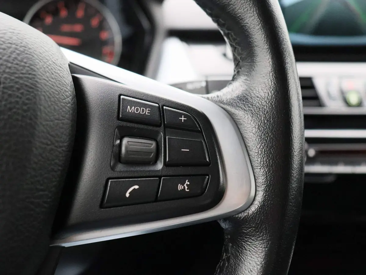 225i xDrive | ELEKTRISCHE BESTUURDERSSTOEL MET GEHEUGEN | | NAVIGATIE | ACHTERUITRIJCAMERA | HEAD-UP DISPLAY | STOELVERWARMING | PARKEERSENBSOREN VOOR + ACHTER | PARKEERASSISTENT | LED |