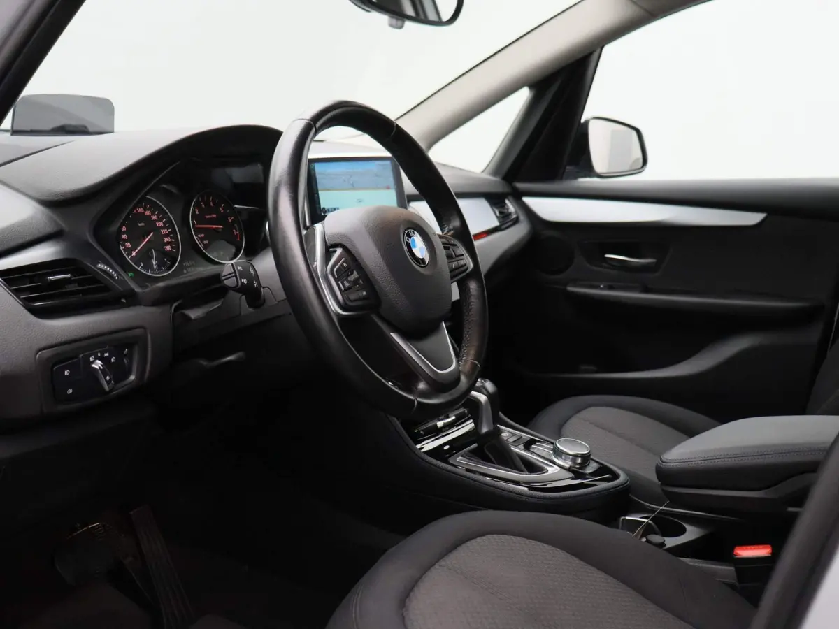 225i xDrive | ELEKTRISCHE BESTUURDERSSTOEL MET GEHEUGEN | | NAVIGATIE | ACHTERUITRIJCAMERA | HEAD-UP DISPLAY | STOELVERWARMING | PARKEERSENBSOREN VOOR + ACHTER | PARKEERASSISTENT | LED |