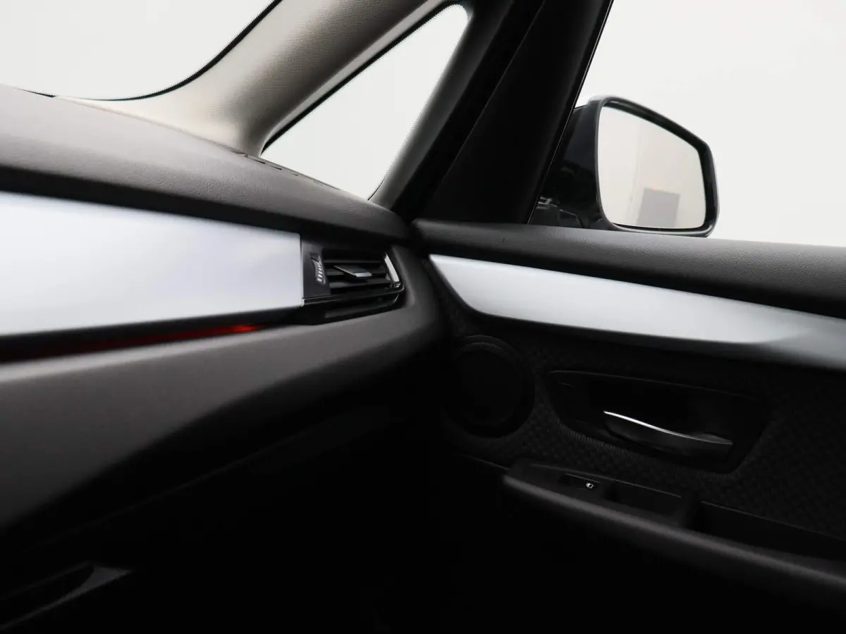225i xDrive | ELEKTRISCHE BESTUURDERSSTOEL MET GEHEUGEN | | NAVIGATIE | ACHTERUITRIJCAMERA | HEAD-UP DISPLAY | STOELVERWARMING | PARKEERSENBSOREN VOOR + ACHTER | PARKEERASSISTENT | LED |