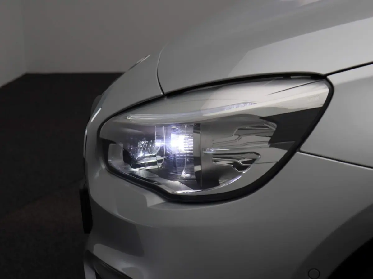 225i xDrive | ELEKTRISCHE BESTUURDERSSTOEL MET GEHEUGEN | | NAVIGATIE | ACHTERUITRIJCAMERA | HEAD-UP DISPLAY | STOELVERWARMING | PARKEERSENBSOREN VOOR + ACHTER | PARKEERASSISTENT | LED |