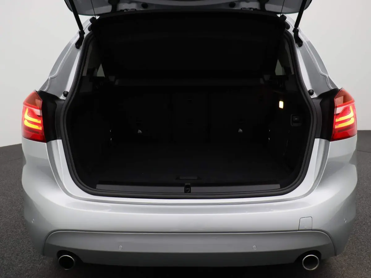 225i xDrive | ELEKTRISCHE BESTUURDERSSTOEL MET GEHEUGEN | | NAVIGATIE | ACHTERUITRIJCAMERA | HEAD-UP DISPLAY | STOELVERWARMING | PARKEERSENBSOREN VOOR + ACHTER | PARKEERASSISTENT | LED |