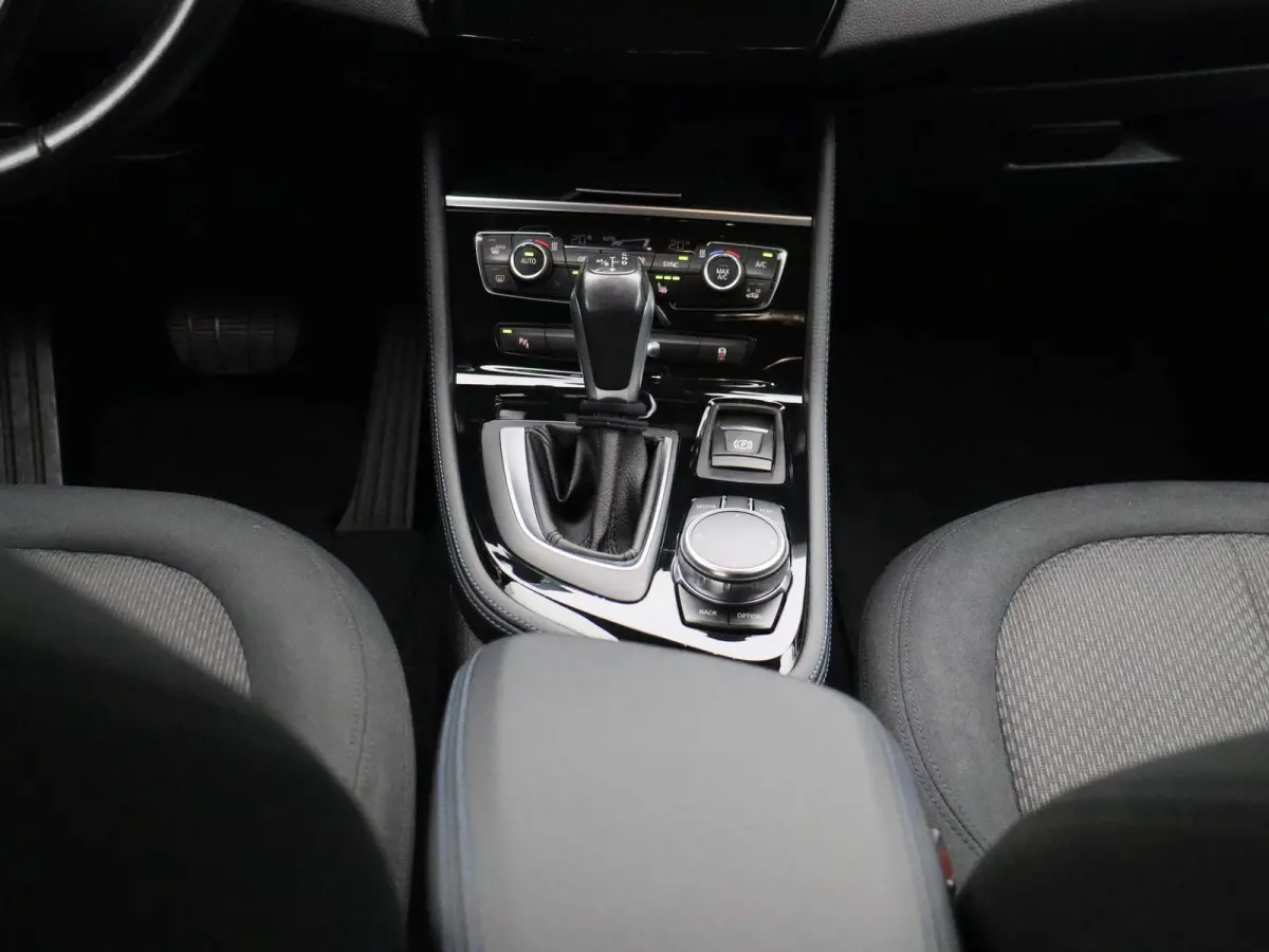 225i xDrive | ELEKTRISCHE BESTUURDERSSTOEL MET GEHEUGEN | | NAVIGATIE | ACHTERUITRIJCAMERA | HEAD-UP DISPLAY | STOELVERWARMING | PARKEERSENBSOREN VOOR + ACHTER | PARKEERASSISTENT | LED |