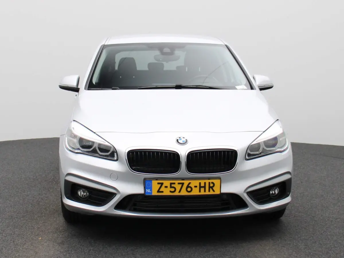 225i xDrive | ELEKTRISCHE BESTUURDERSSTOEL MET GEHEUGEN | | NAVIGATIE | ACHTERUITRIJCAMERA | HEAD-UP DISPLAY | STOELVERWARMING | PARKEERSENBSOREN VOOR + ACHTER | PARKEERASSISTENT | LED |