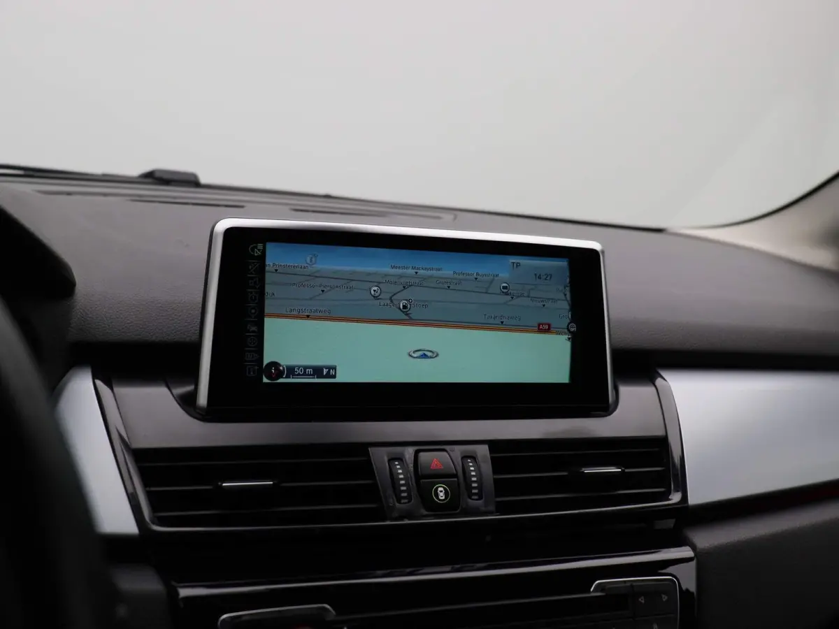 225i xDrive | ELEKTRISCHE BESTUURDERSSTOEL MET GEHEUGEN | | NAVIGATIE | ACHTERUITRIJCAMERA | HEAD-UP DISPLAY | STOELVERWARMING | PARKEERSENBSOREN VOOR + ACHTER | PARKEERASSISTENT | LED |