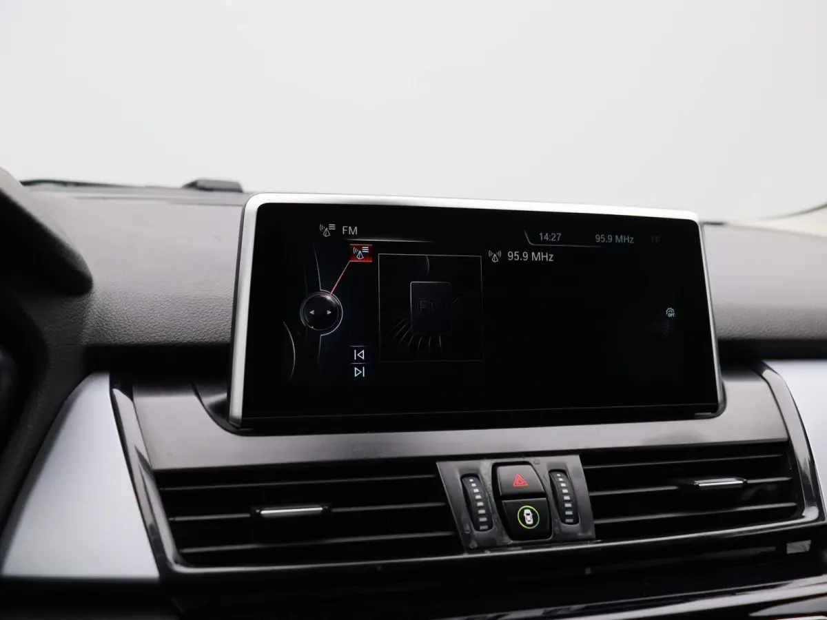 225i xDrive | ELEKTRISCHE BESTUURDERSSTOEL MET GEHEUGEN | | NAVIGATIE | ACHTERUITRIJCAMERA | HEAD-UP DISPLAY | STOELVERWARMING | PARKEERSENBSOREN VOOR + ACHTER | PARKEERASSISTENT | LED |