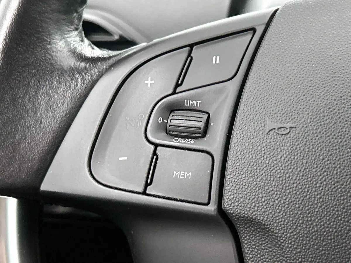 Business 130pk | 7 zitplaatsen | Navigatie | Achteruitrijcamera | Panoramische voorruit | Climate Control | Cruise Control | Parkeersensoren | Apple Carplay / Android Auto | DAB+ radio | Blu