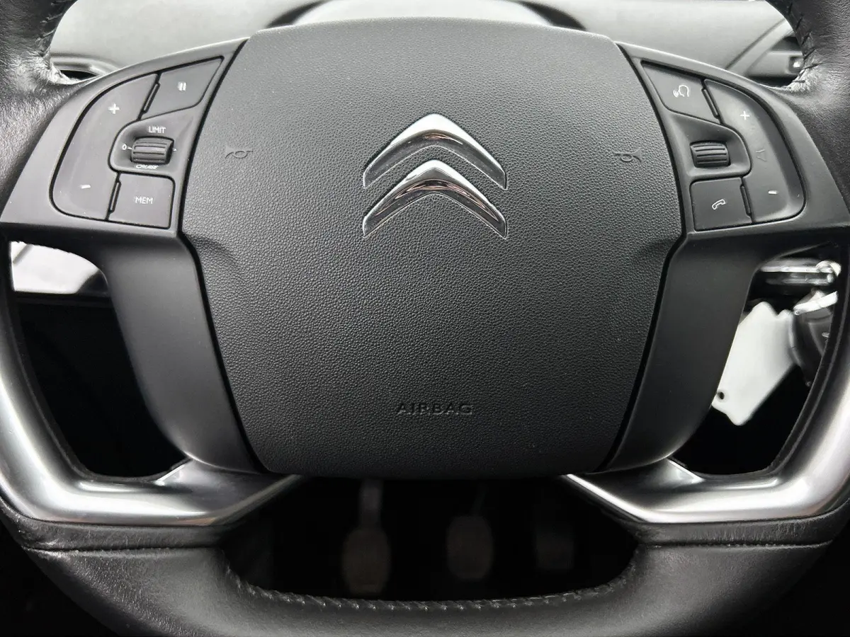 Business 130pk | 7 zitplaatsen | Navigatie | Achteruitrijcamera | Panoramische voorruit | Climate Control | Cruise Control | Parkeersensoren | Apple Carplay / Android Auto | DAB+ radio | Blu