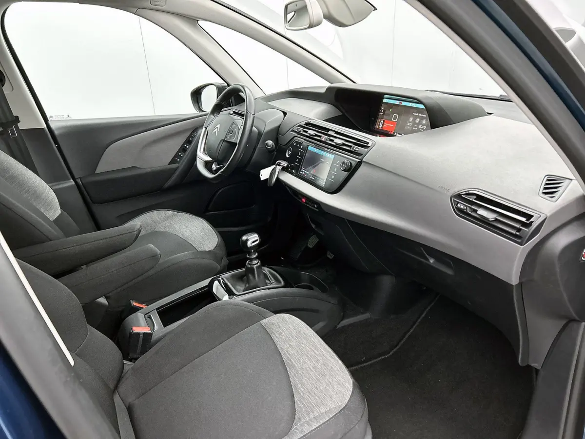 Business 130pk | 7 zitplaatsen | Navigatie | Achteruitrijcamera | Panoramische voorruit | Climate Control | Cruise Control | Parkeersensoren | Apple Carplay / Android Auto | DAB+ radio | Blu