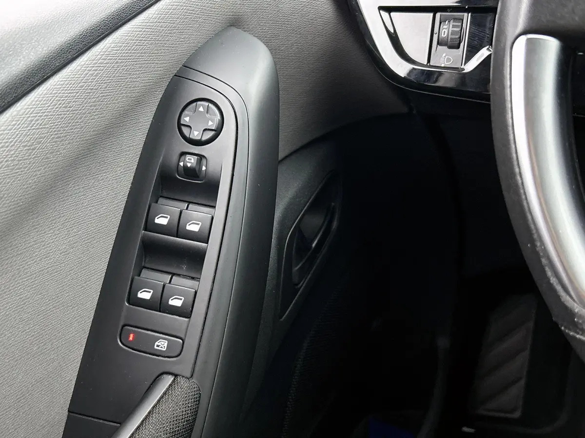 Business 130pk | 7 zitplaatsen | Navigatie | Achteruitrijcamera | Panoramische voorruit | Climate Control | Cruise Control | Parkeersensoren | Apple Carplay / Android Auto | DAB+ radio | Blu