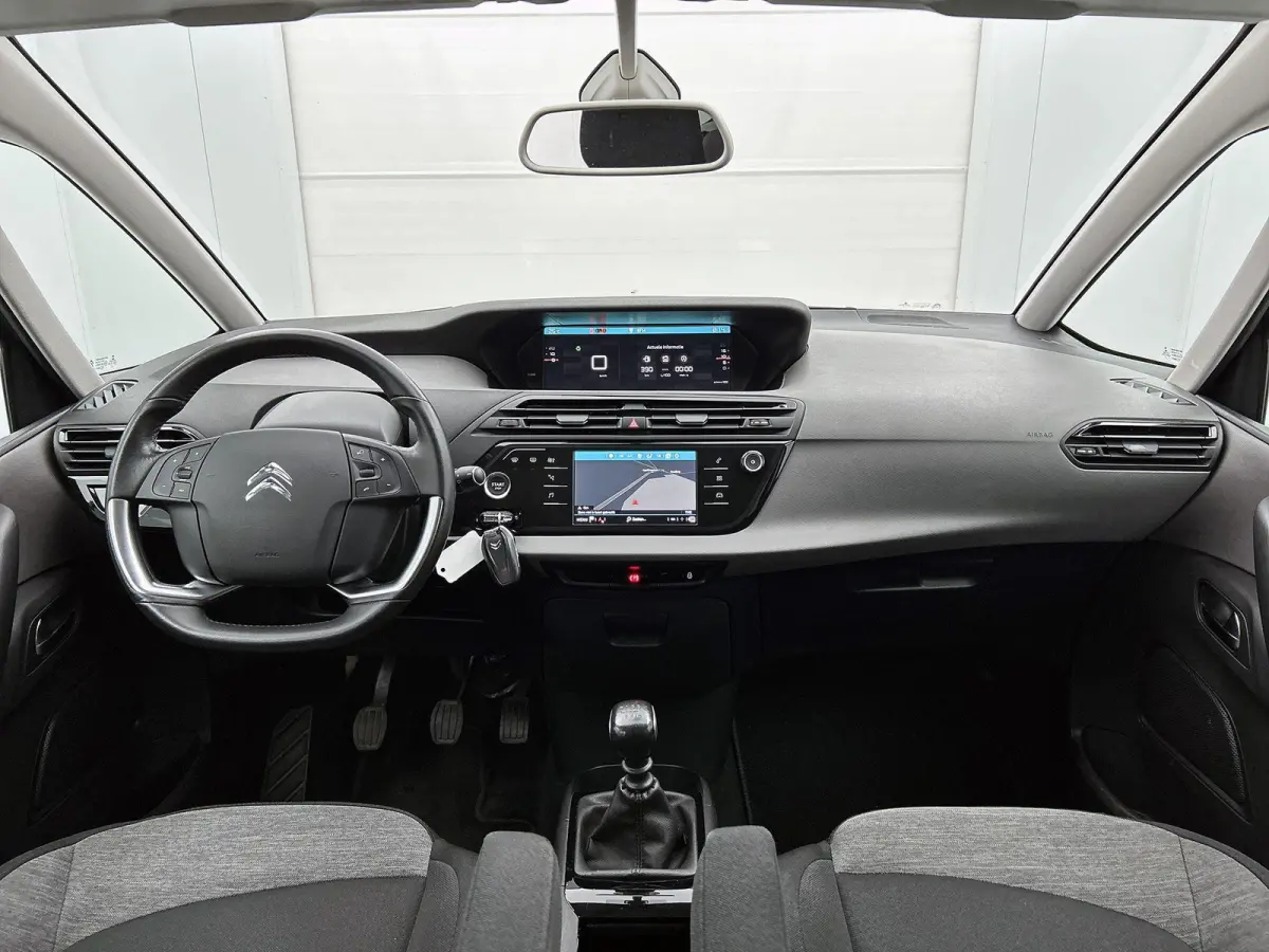 Business 130pk | 7 zitplaatsen | Navigatie | Achteruitrijcamera | Panoramische voorruit | Climate Control | Cruise Control | Parkeersensoren | Apple Carplay / Android Auto | DAB+ radio | Blu