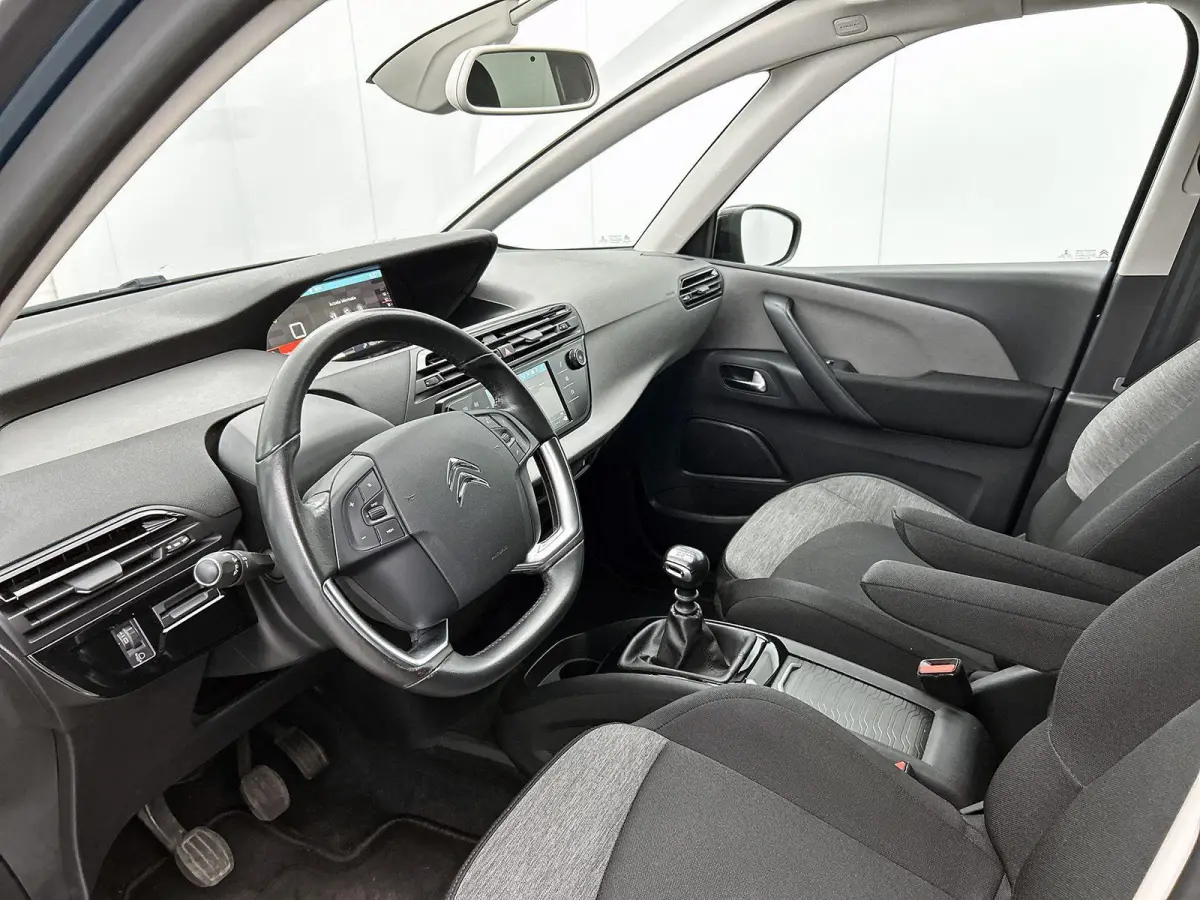 Business 130pk | 7 zitplaatsen | Navigatie | Achteruitrijcamera | Panoramische voorruit | Climate Control | Cruise Control | Parkeersensoren | Apple Carplay / Android Auto | DAB+ radio | Blu