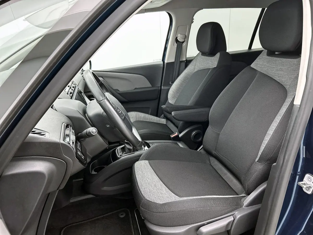 Business 130pk | 7 zitplaatsen | Navigatie | Achteruitrijcamera | Panoramische voorruit | Climate Control | Cruise Control | Parkeersensoren | Apple Carplay / Android Auto | DAB+ radio | Blu