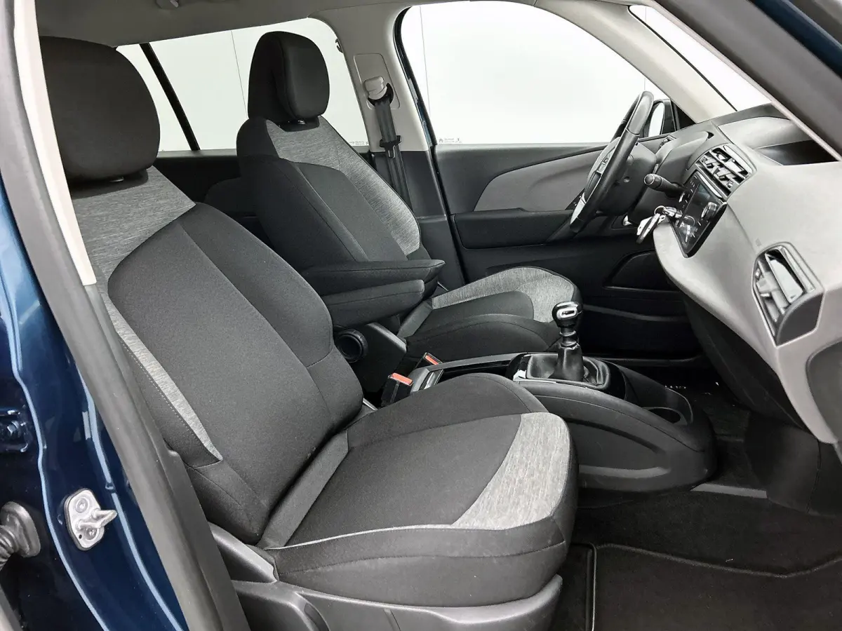 Business 130pk | 7 zitplaatsen | Navigatie | Achteruitrijcamera | Panoramische voorruit | Climate Control | Cruise Control | Parkeersensoren | Apple Carplay / Android Auto | DAB+ radio | Blu
