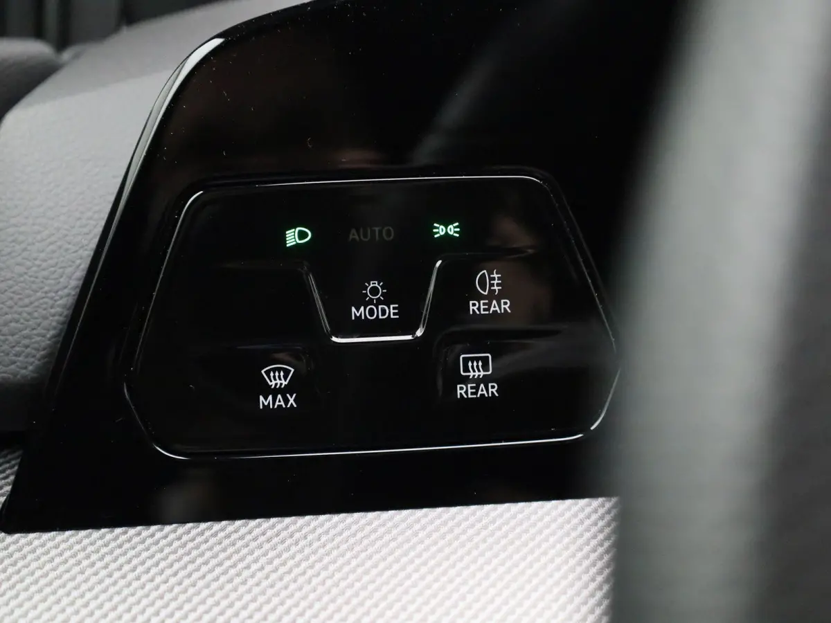 1.5 eTSI R-Line Edition | AUTOMAAT | ACHTERUITRIJCAMERA | SFEERVERLICHTING | STOELVERWARMING | STUURVERWARMING | APPLE CARPLAY - ANDROID AUTO | ADAPTIVE CRUISE CONTROL |