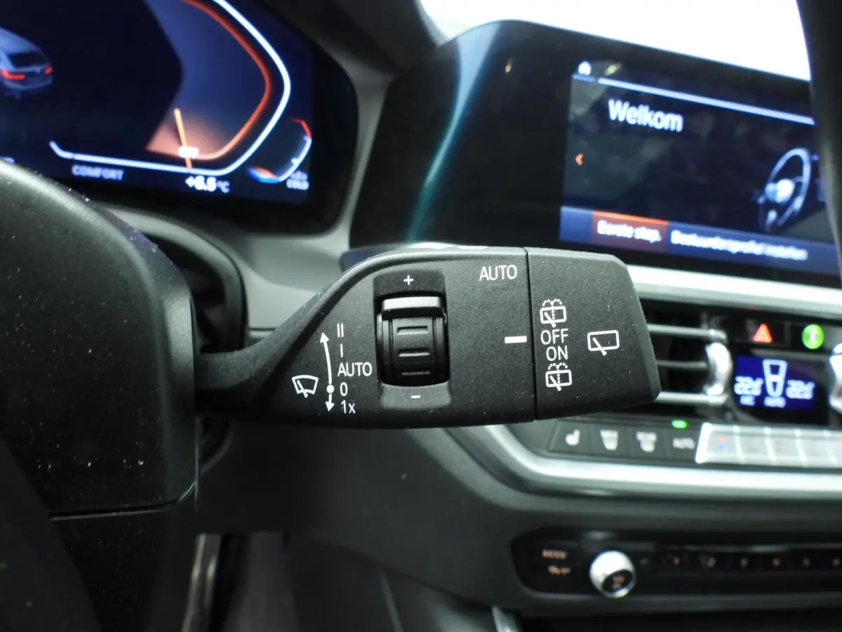 330i xDrive | M-Sportpakket | LED | Leder | Navigatie | Active cruise | Panoramadak | Trekhaak | DAB | Hifi speakers | Alu 18 inch