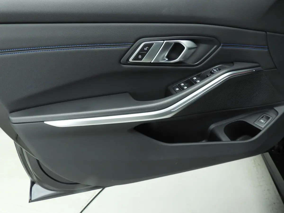 330i xDrive | M-Sportpakket | LED | Leder | Navigatie | Active cruise | Panoramadak | Trekhaak | DAB | Hifi speakers | Alu 18 inch