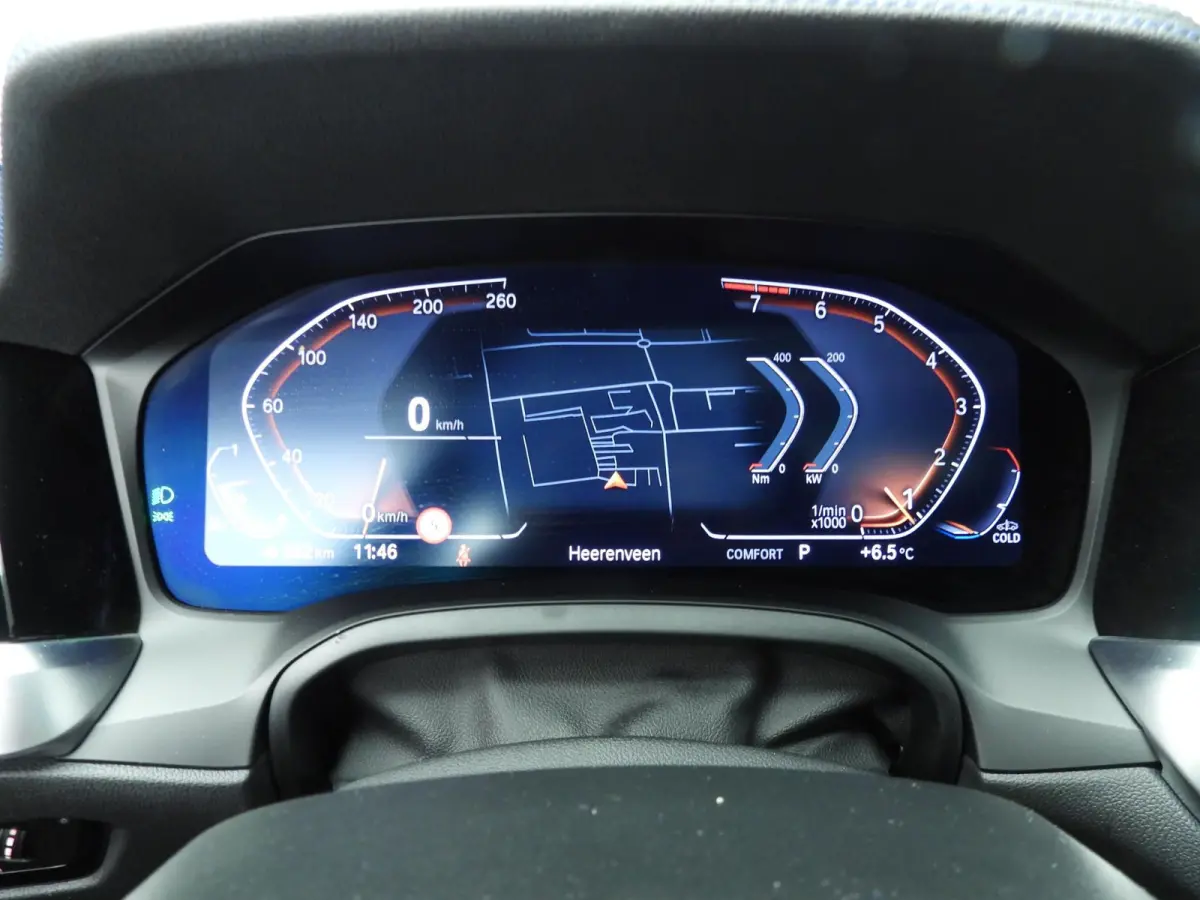 330i xDrive | M-Sportpakket | LED | Leder | Navigatie | Active cruise | Panoramadak | Trekhaak | DAB | Hifi speakers | Alu 18 inch