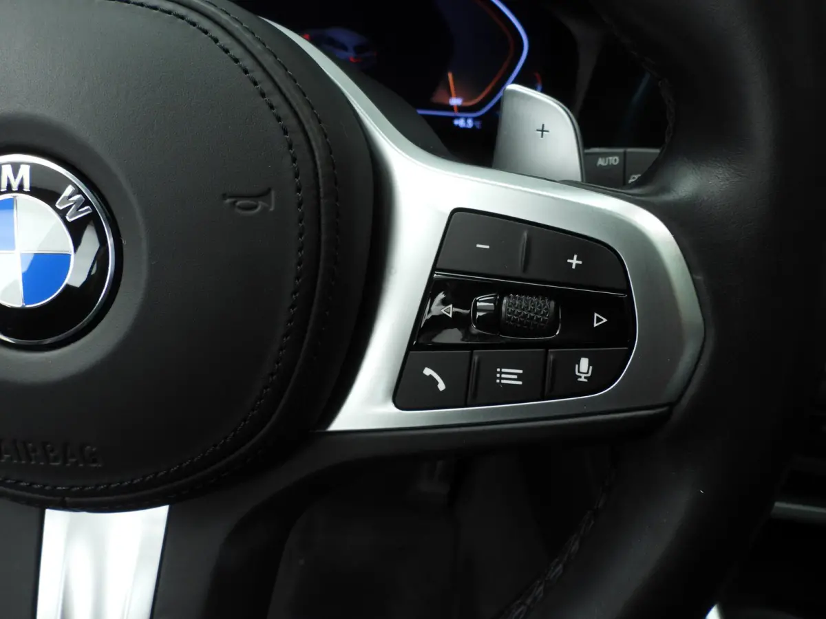 330i xDrive | M-Sportpakket | LED | Leder | Navigatie | Active cruise | Panoramadak | Trekhaak | DAB | Hifi speakers | Alu 18 inch