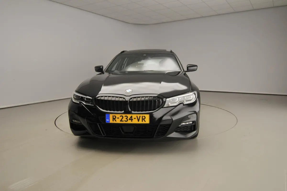 330i xDrive | M-Sportpakket | LED | Leder | Navigatie | Active cruise | Panoramadak | Trekhaak | DAB | Hifi speakers | Alu 18 inch