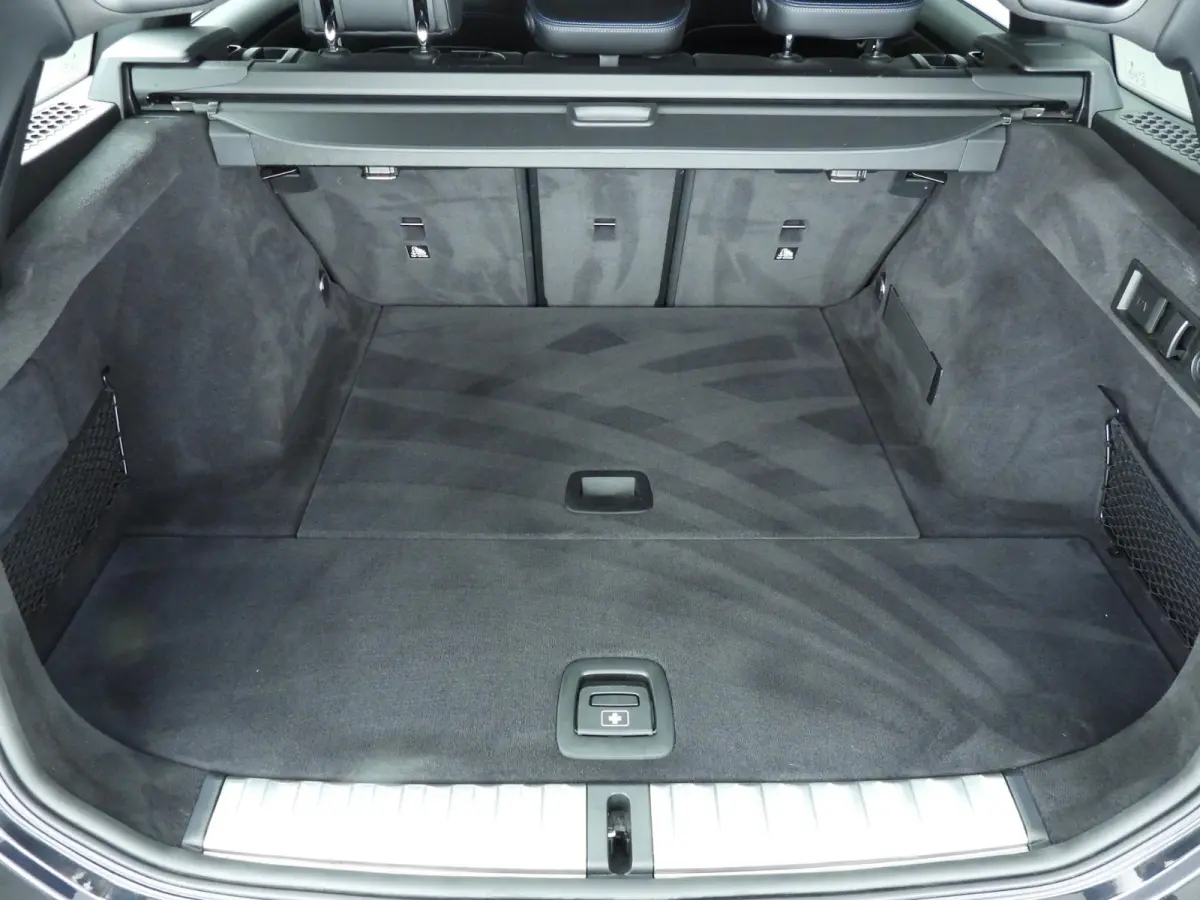 330i xDrive | M-Sportpakket | LED | Leder | Navigatie | Active cruise | Panoramadak | Trekhaak | DAB | Hifi speakers | Alu 18 inch